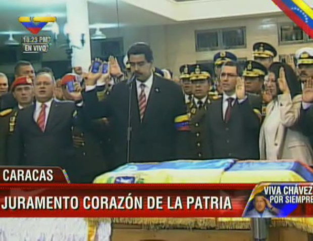 Durante las exequias y con los ciudadanos que allí se encontraban juraron ante el Comandante / “Esta banda y este collar son de Hugo Chávez”, reiteró