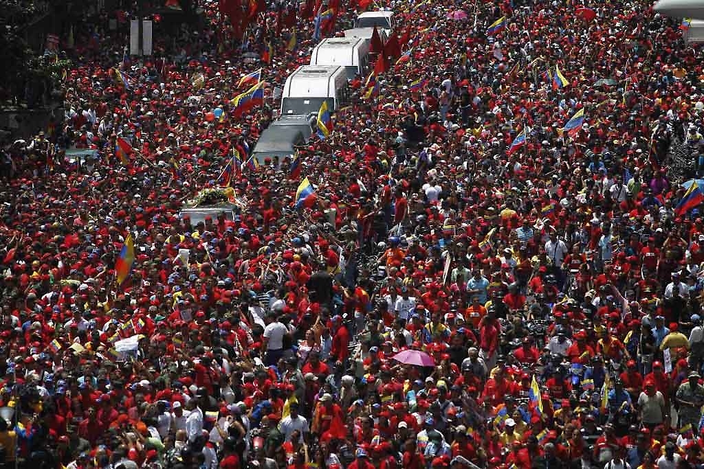 Marea roja arropa el ataúd de Chávez