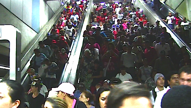 En el metro plaza venezuela