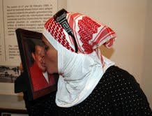 Mujer palestina besa la foto del presidente Chávez