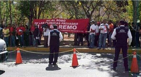 Trabajadores protestan frente a la Clínica Santa Sofía en Caracas exigiendo que se aplique medidas que regulen los servicios privados de salud