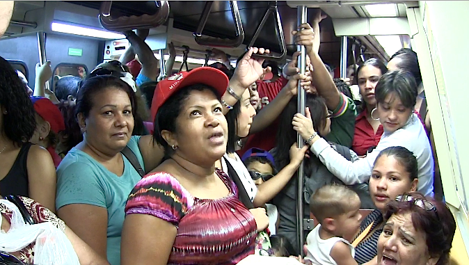 Compenetrados con Chávez en un vagón del metro