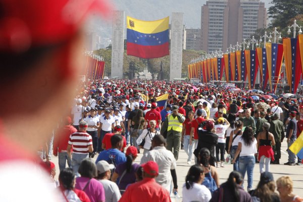 Un río de gente en Los Próceres para ver a Chávez