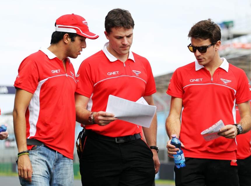 El venezolano Rodolfo González junto al piloto titular Jules Bianchi y un técnico de su equipo Marussia, haciendo el recorrido de reconocimiento del circuito de Albert Park en Melbourne, Australia, donde se correrá la 1ra válida de la Fórmula 1.