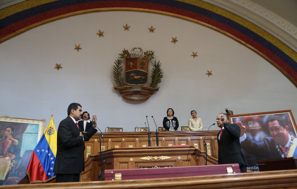 Diosdado Cabello juramenta como Presidente Constitucional a Nicolás Maduro