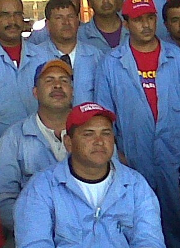 Pedro Lobaton junto a trabajadores de Commetasa