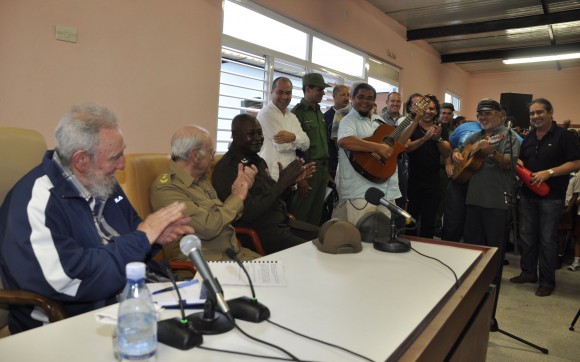 Fidel escucha y aplaude a Pepe Ordaz, Eduardo Sosa y a los integrantes del grupo Moncada