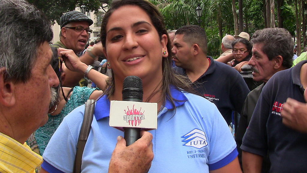 Fabiana Mejías joven estudiante opositora opina en la esquina caliente