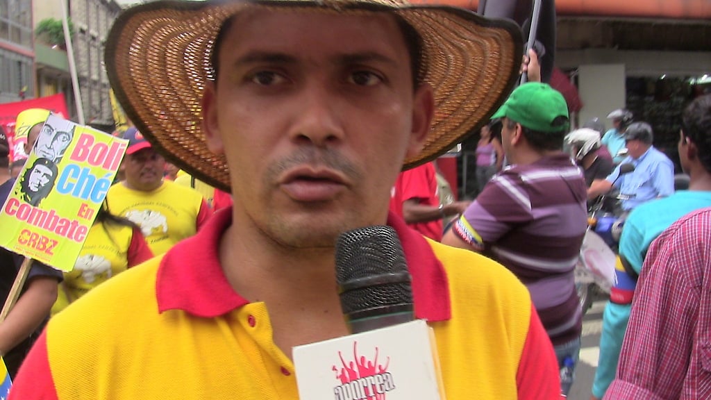 Inder Herrera miembro de la Corriente Revolucionaria Bolívar y Zamora en la Marcha Nacional del Chavismo Popular