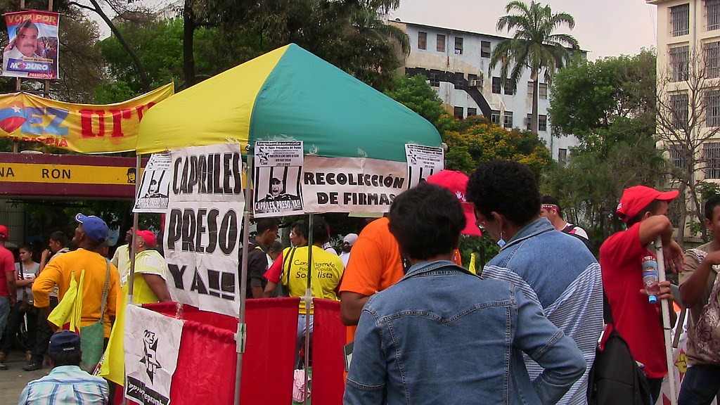 Recolectando firmas en la Marcha Nacional del Chavismo Popular