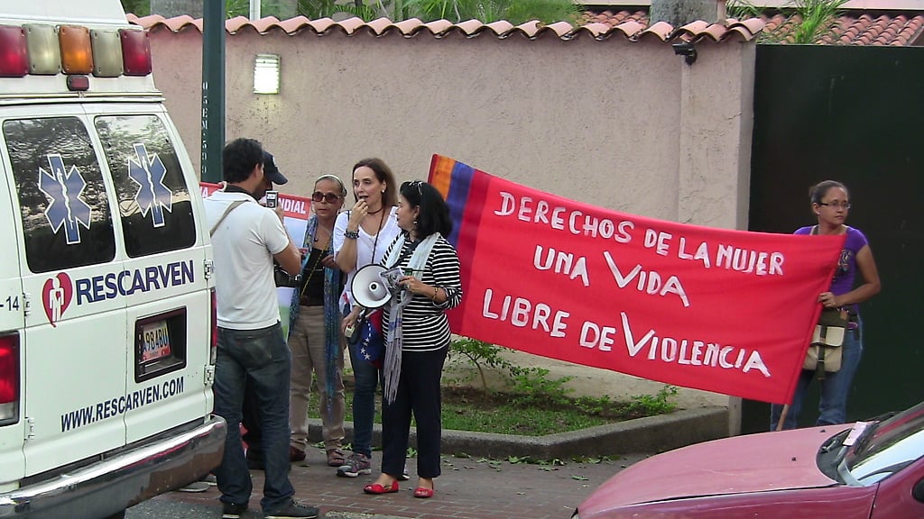 Protesta frente a la embajada de Suiza en Caracas