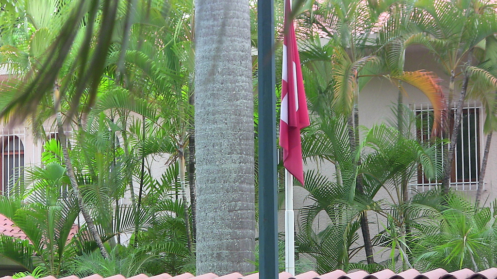 La bandera en la embajada de Suiza en Caracas