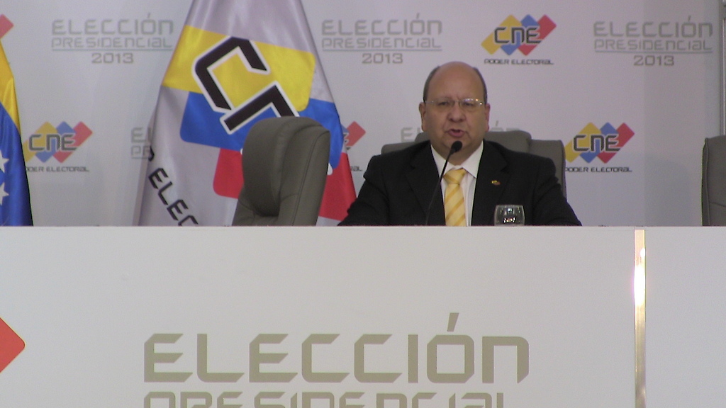 El Rector  Vicente Diaz  durante su participación al final y una vez concluido el acto de presentación de los resultados de la  Elección del presidente de la República del 14 de abril