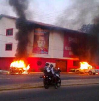 RT @RamonAdanMarque Y son Pacífico según ellos y quemaron vehículos en la sede del Psuv-Barinas pic.twitter.com/JdWINDhxuS