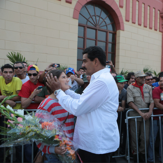 Maduro saluda a Rosines, hija del Comandante Chávez.