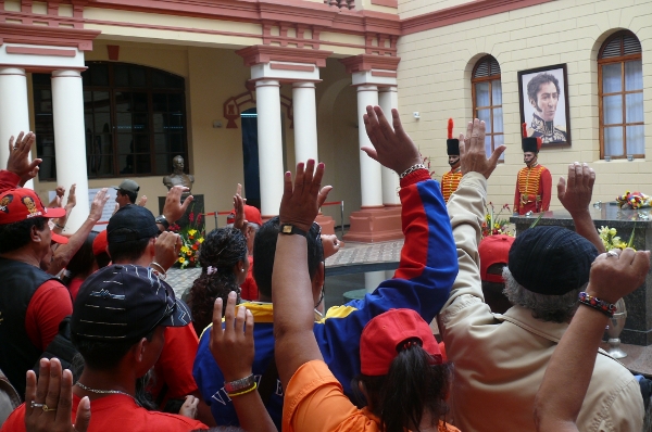 Miembros de los Círculos Bolivarianos juran ante el féretro del Comandante Chávez en el Cuartel de La Montaña en Caracas