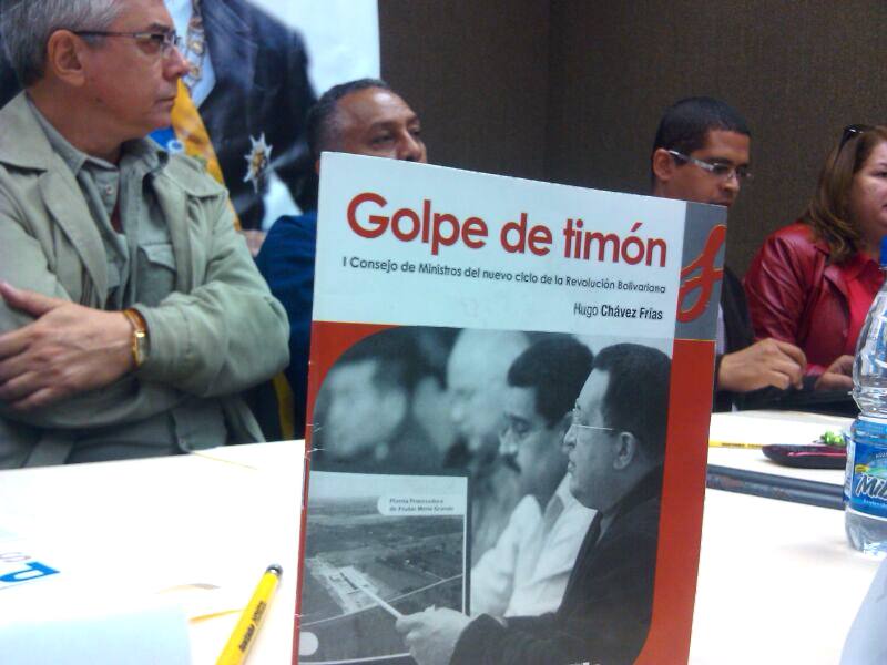 El folleto "Golpe de Timón", el cual contiene las palabras de Hugo Chávez el 20 de octubre en el 1er Consejo de Ministros tras su reelección el 7 de octubre de 2012.