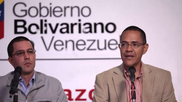 Vicepresidente Arreaza (Izq.) y Ministro Ernesto Villegas (Der.) en rueda de prensa