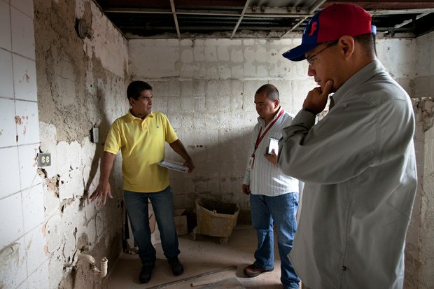 Ministro Villegas inspecciona obras en el el Hospital Leopoldo Manrique Terreno (Periférico de Coche)