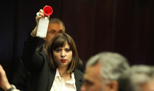 Diputada Nora Bracho, de Un Nievo Tiempo, usando cornetas de aire comprimido para sabotear la sesión. Informó Ricardo Durán que la diputada “le dijo ‘guev**’ al Presidente del Parlamento en varias oportunidades”.