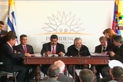 Maduro, acompañado por parte de su gabinete sostuvo una reunión con su homólogo de Uruguay