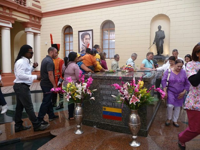 Mayito Rivera (camisa blanca) hace cola ante el féretro que alberga los restos del Comandante Hugo Chávez Frías