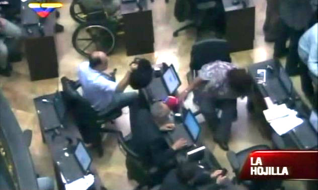 Cámaras de seguridad muestran a varios diputados, como Julio Borges y otros, pasándose un morral negro del cual sacaban cornetas de aire comprimido y pancartas.