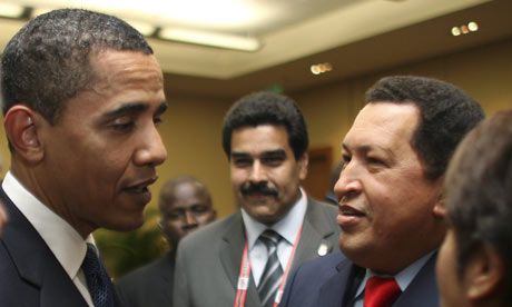 En el único encuentro de Obama con Chávez en la Cumbre de las Américas de Jamaica, al centro, Nicolás Maduro.