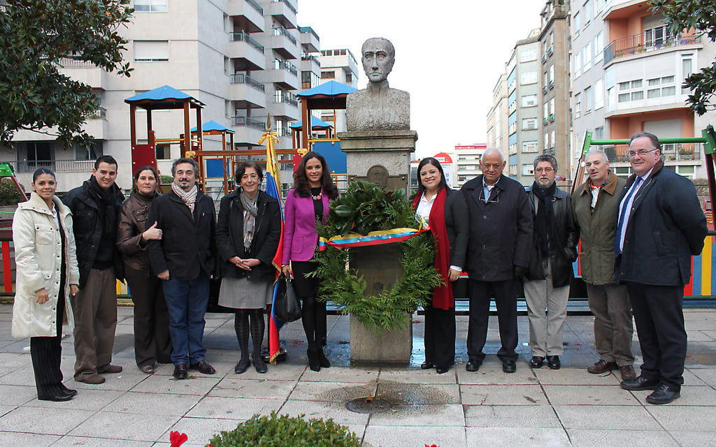 Vista de una ofrenda floral anterior ante el busto del Libertador Simón Bolívar en Vigo, Galicia, con miembros de la AGARB y personal diplomático del consulado de Venezuela