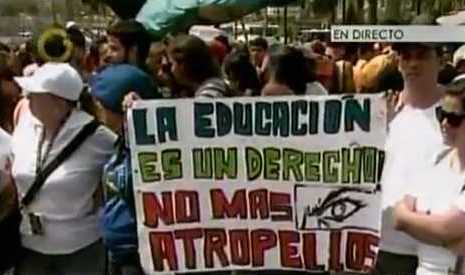 Así reclaman los estudiantes opositores: ¿quién los atropella?, ¿quién les niega el derecho a su educación? parecen protestar en otro país.