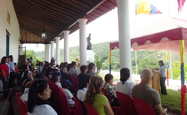 La Lic. Alida Rivas pronuncia su discurso ante un nutrido público