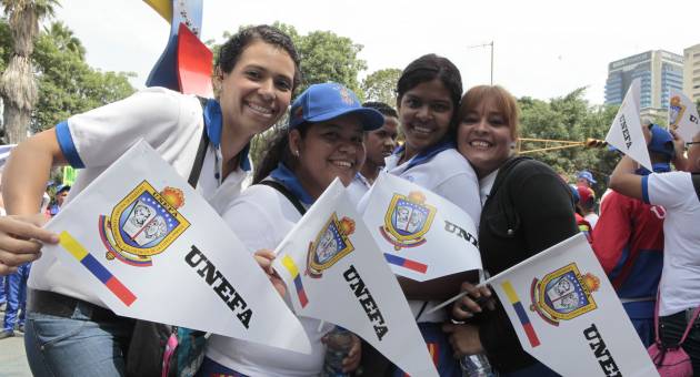 Un grupos de estudiantes de la UNEFA festejan en apoyo a los logros alcanzados por la revolución bolivariana