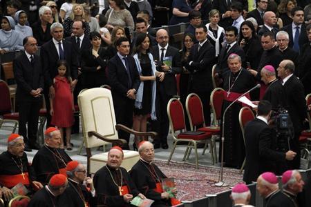La silla vacía donde se suponía que se sentaría el Papa