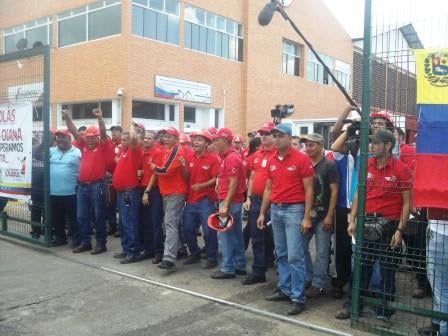 Agitación de los trabajadores y trabajadoras en el portón luego de la salida de la nueva gerencia rechazada