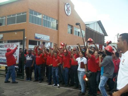 Otra imagen de la protesta en el portón de la fábrica, donde los trabajadores gritan: ¡Fuera! ¡Fuera!