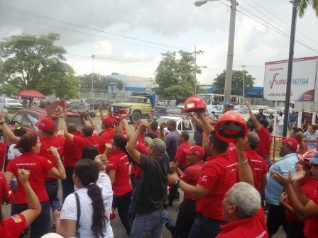Trabajadores salen a la calle para terminar de expulsar al "gerente impuesto a dedo"