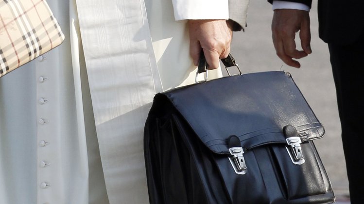 El Papa Francisco aborda el avión cargando su maletín