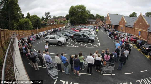 la clase media hace cola para comprar en "el supermercado de los pobres"