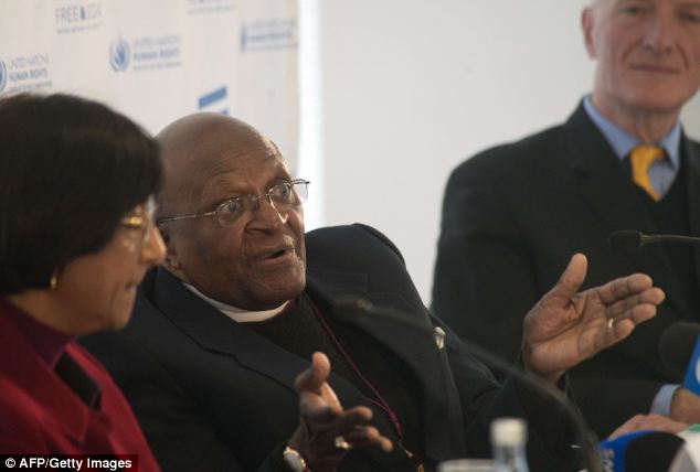 El Arzobispo sudafricano Desmond Tutu (centro)