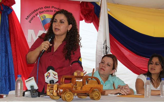 Privados de libertad obsequiaron figuras de madera a Ministra Iris Varela
