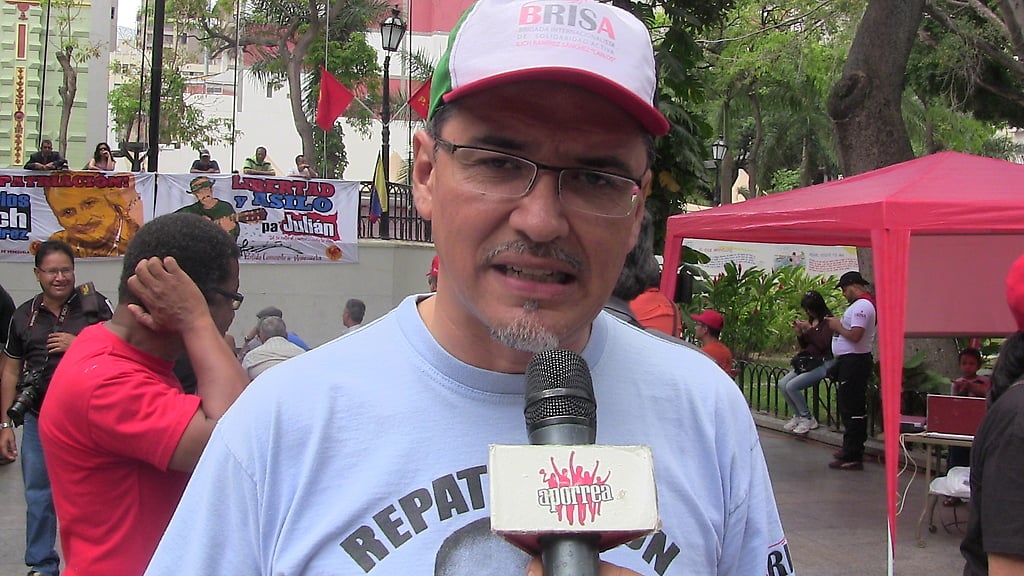 Vladimir Ramírez declarando a Aporrea en el Acto de solidaridad con Carlos Ilich Ramirez y Julian Conrado en la plaza bolívar de caracas