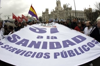 Miles de ciudadanos protestando contra la privatización de la salud