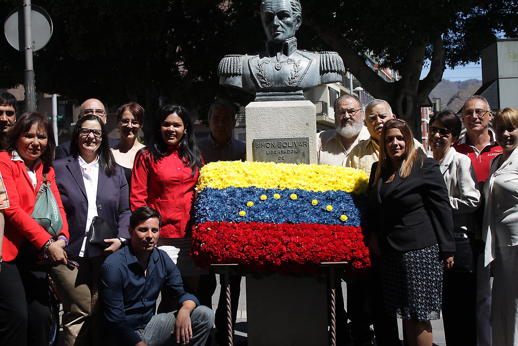 Ofrenda Floral ante el busto del Libertador en Sta. Cruz, Canarias