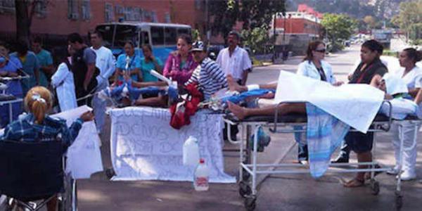 Enfermos tuvieron que protestar en sus camillas y en la calle en febrero de 2013 por el estado del hospital