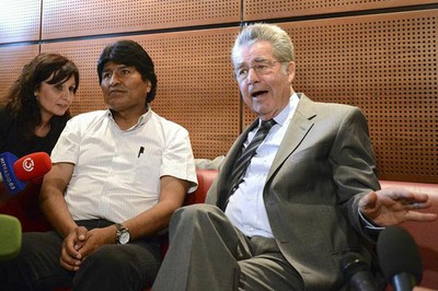 El presidente de Austria, Heinz Fischer, visitó a Morales en el Aeropuerto de Viena