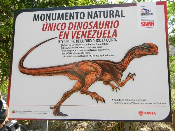 Valla en el lugar donde se encontraron los restos del primer dinosaurio de Venezuela