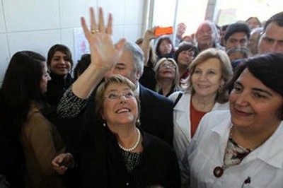 Bachelet dice que es evidente el "sexismo" en la competencia política en Chile.