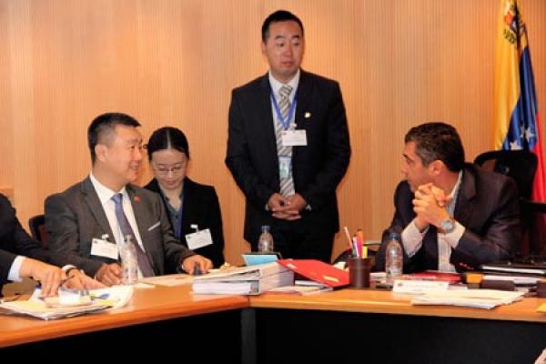 El ministro de Interior, Justicia y Paz, M/G (Ej) Miguel Rodríguez Torres reunido con los representantes de la empresa china Ceiec.