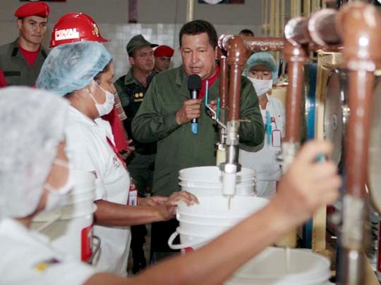 Visita de Chávez a la industria nacionalizada de aceites Diana