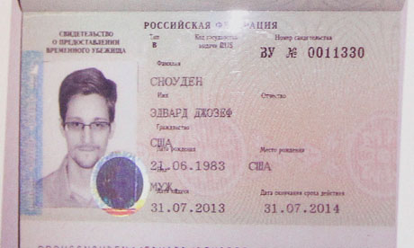 El documento de asilo político por un año entregado por Rusia a Snowden